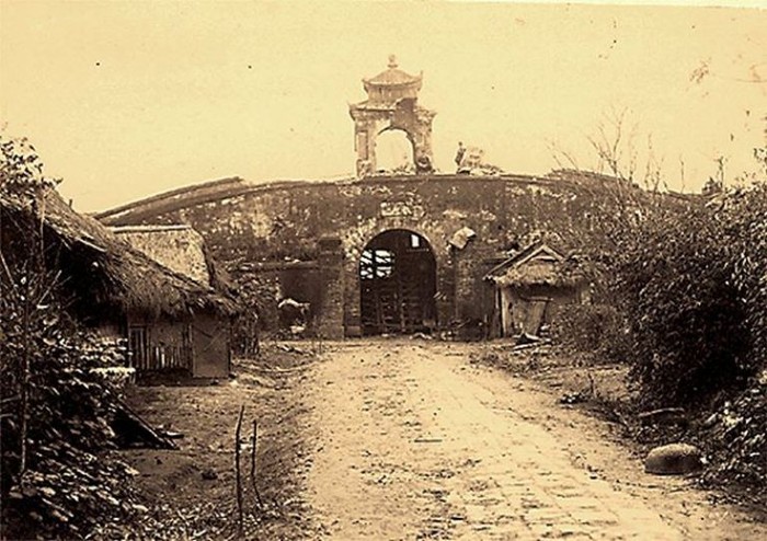Cổng thành Nam Ðịnh năm 1884.